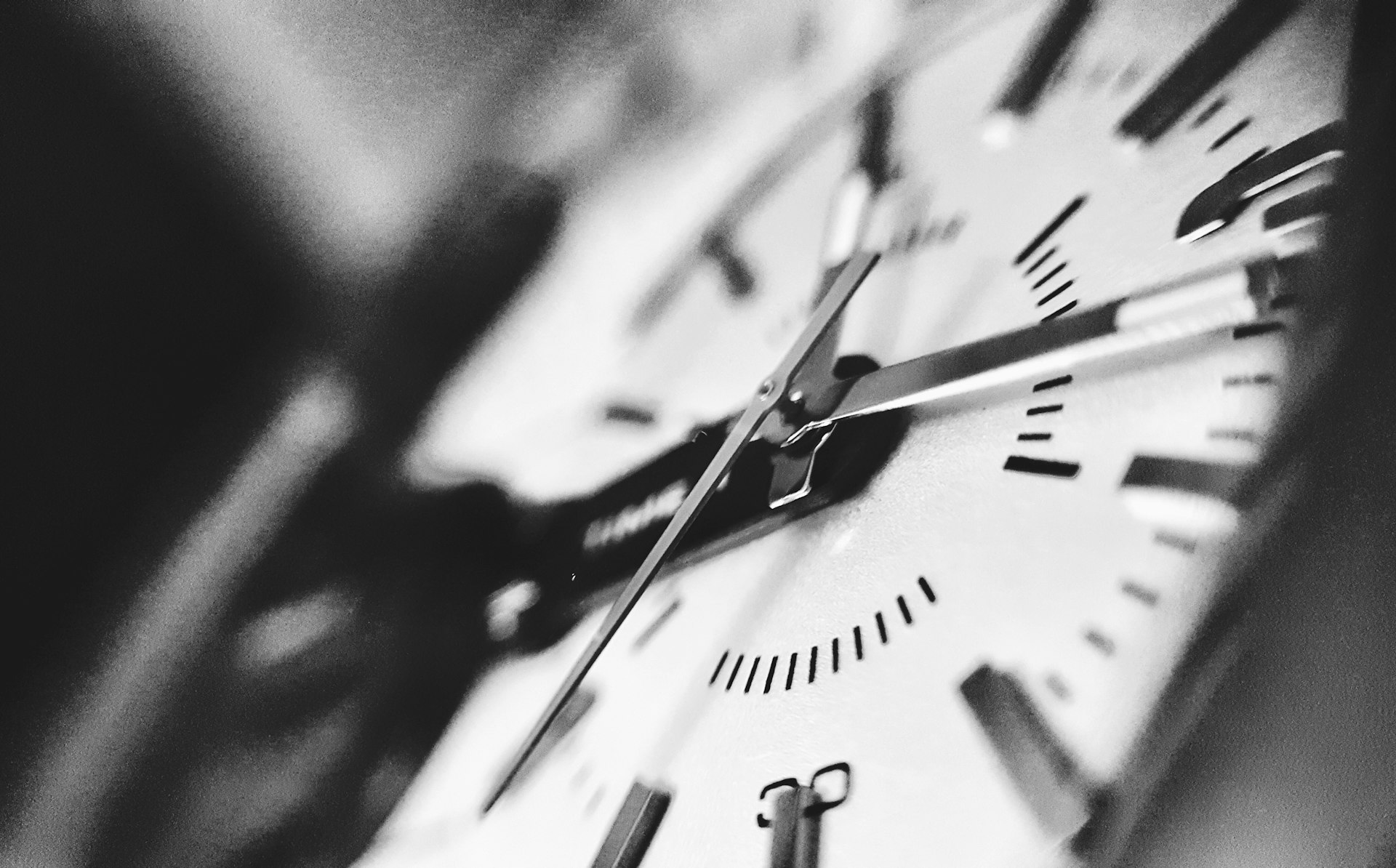 fotografia in scala di grigi dell'orologio